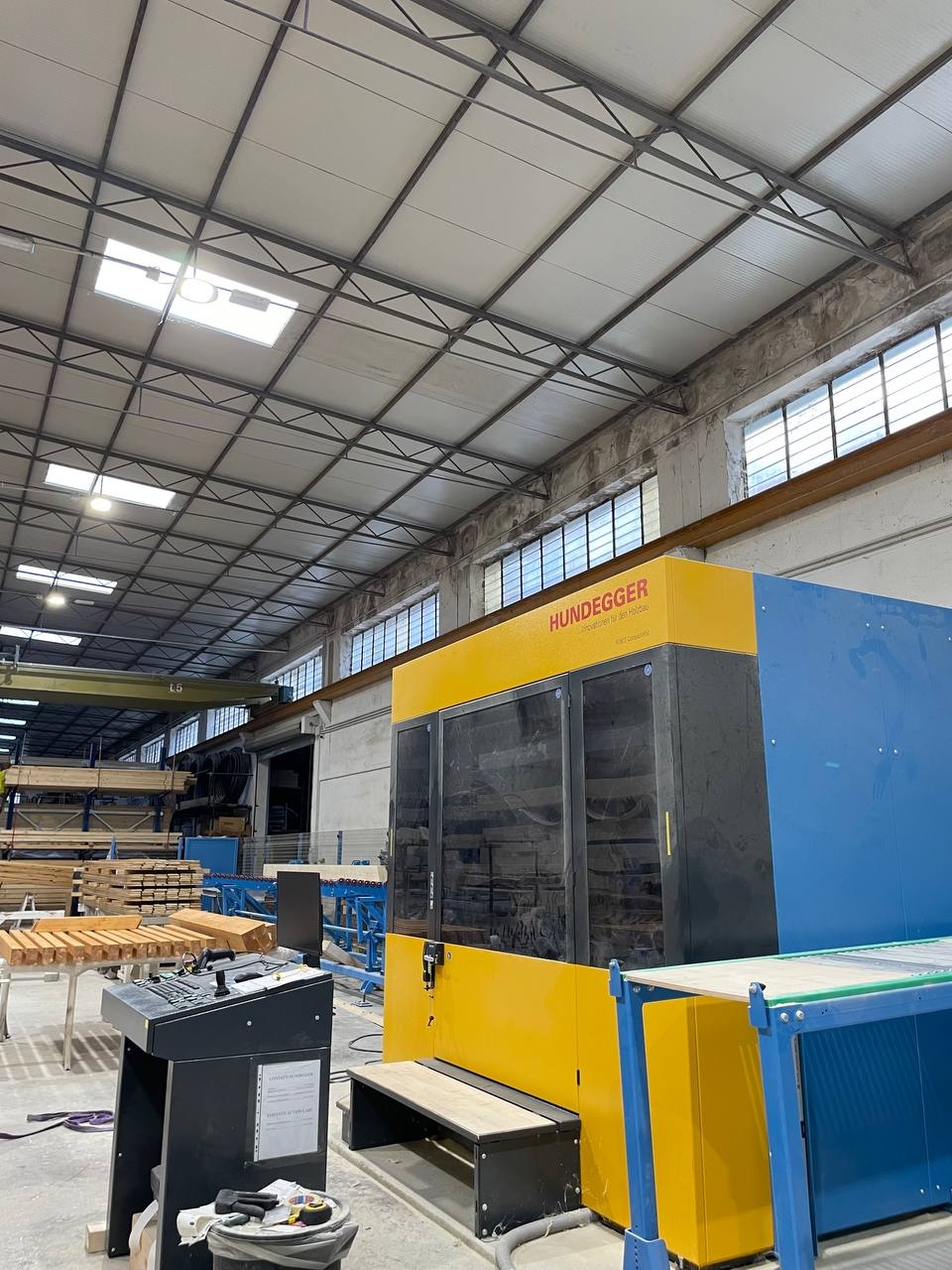Dettaglio lavorazione CNC su trave in legno
